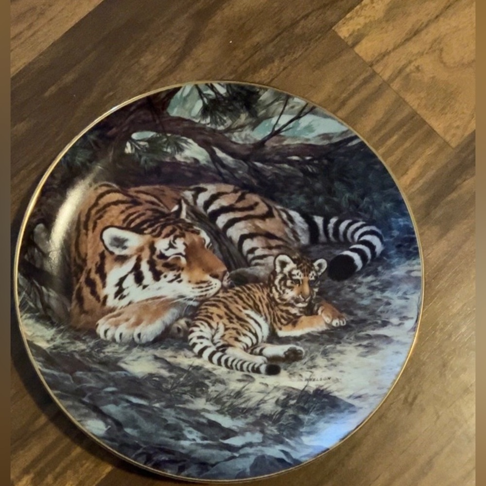 Decorative Plate with Tiger Design